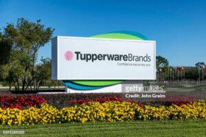 Em junho de 2023, a Tupperware recebeu um aviso de não conformidade da Bolsa de Valores de Nova York (NYSE), citando sua incapacidade de negociar acima de US$ 1 por ação por 30 dias consecutivos. Contudo, em 3 de outubro, a Tupperware anunciou que obteve com sucesso a extensão solicitada. Apenas uma semana após a confirmação da extensão, as ações da TUP apresentaram um desempenho sólido. Em comunicado oficial, a Tupperware declarou: "Em 3 de outubro de 2023, a empresa recebeu a aprovação para sua solicitação de extensão do Comitê de Operações de Listagem da NYSE, sujeita a reavaliação contínua. Em conexão com a aprovação da solicitação de extensão, a NYSE afirmou que está preparada para continuar listando a empresa neste momento e monitorará de perto o progresso da empresa em relação às declarações atrasadas com marcos e cronogramas descritos na solicitação de extensão. O não cumprimento desses marcos provisórios pode resultar na suspensão acelerada das negociações antes do final do período de recuperação de seis meses em 31 de março de 2024." Essa extensão concede à Tupperware mais seis meses para recuperar a conformidade e tranquilizar os investidores. Em agosto de 2023, a empresa deu um passo significativo ao reestruturar sua dívida. O Caminho Rochoso da Tupperware para a Recuperação Os eventos recentes em torno da Tupperware exemplificam os desafios enfrentados por empresas lidando com turbulências financeiras e questões de conformidade regulatória. Para uma corporação tão icônica como a Tupperware, é uma história de resiliência, adaptabilidade e a busca por uma segunda chance. O Aviso de Não Conformidade da NYSE Os problemas para a Tupperware começaram em junho de 2023, quando recebeu um aviso de não conformidade da NYSE. Esse aviso ocorreu principalmente devido ao preço das ações da empresa negociando abaixo de US$ 1 por ação por um período prolongado, o que é uma preocupação significativa para investidores e reguladores. Preços tão baixos de ações podem erodir a confiança dos investidores, tornando mais difícil para a empresa atrair novos investimentos e manter sua base acionária existente. As regras de listagem da NYSE exigem que as empresas listadas mantenham um preço médio mínimo de US$ 1 ao longo de um período consecutivo de 30 dias de negociação. Cair abaixo desse limite por um período prolongado pode resultar em um aviso da NYSE e, potencialmente, levar à retirada da listagem se não for abordado prontamente. A Extensão e Suas Implicações A capacidade da Tupperware de garantir uma extensão do Comitê de Operações de Listagem da NYSE é um desenvolvimento crucial. Essa extensão fornece um salva-vidas para a empresa, permitindo que ela continue sendo listada na NYSE e evite as consequências imediatas da não conformidade. A decisão da NYSE de conceder a extensão não é incondicional. A Tupperware deve aderir aos marcos e cronogramas delineados em sua solicitação de extensão. O não cumprimento desses marcos ainda pode resultar na suspensão das negociações antes do final do período de recuperação de seis meses. Essa extensão dá à empresa um período de carência até 31 de março de 2024 para demonstrar progresso substancial na resolução de seus problemas de conformidade. O Caminho da Tupperware para a Recuperação A jornada da Tupperware para recuperar a conformidade e a confiança dos investidores começou em agosto de 2023, quando a empresa iniciou uma reestruturação de sua dívida. A reestruturação da dívida envolve frequentemente a renegociação de termos com credores, potencialmente reduzindo a carga total de dívida e proporcionando uma perspectiva financeira mais sustentável. Esse movimento demonstra o comprometimento da empresa em estabilizar sua saúde financeira e reflete uma abordagem proativa para lidar com os problemas que levaram ao aviso de não conformidade. A equipe de gestão da Tupperware reconhece a importância de tomar ações decisivas para recuperar a confiança dos investidores e garantir seu lugar na NYSE. A Importância da Conformidade Manter a conformidade com as regras de listagem de bolsas não é apenas uma questão de requisitos regulatórios; tem implicações mais amplas para a reputação da empresa, acesso a capital e capacidade de atrair investidores. Quando uma empresa enfrenta problemas de não conformidade, pode desencadear uma reação em cadeia de consequências negativas. Investidores podem ficar hesitantes em investir em uma empresa em risco de retirada da listagem, pois isso levanta preocupações sobre a estabilidade financeira e as perspectivas futuras da empresa. Fornecedores e parceiros também podem reavaliar seus relacionamentos com a empresa, dada a incerteza em torno de sua capacidade de cumprir obrigações financeiras. Resiliência e Legado da Tupperware A Tupperware não é estranha a desafios. Fundada em 1946, a empresa teve seus altos e baixos ao longo de sua história. Apesar das diversas mudanças econômicas e industriais, a Tupperware manteve uma forte presença de marca, com seus icônicos produtos de armazenamento de alimentos